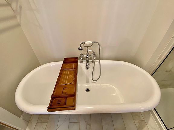 Building Photo - 305 Mallard Ave