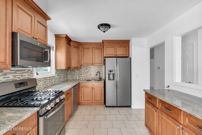 Building Photo - 117 Manhattan St