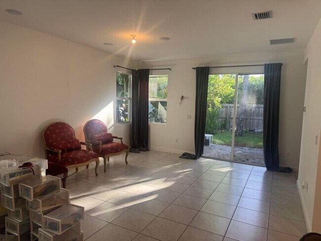 Foto del edificio - 2468 Timber Forest Dr