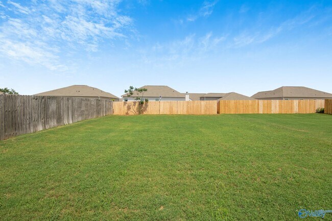 Foto del edificio - 137 David Barnes Dr