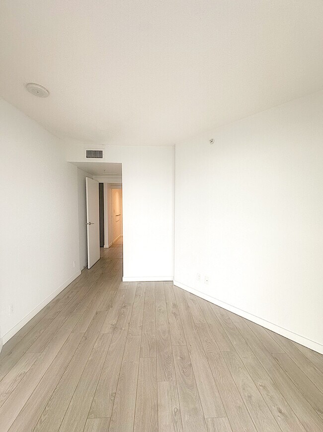 Building Photo - Centre South - 1807