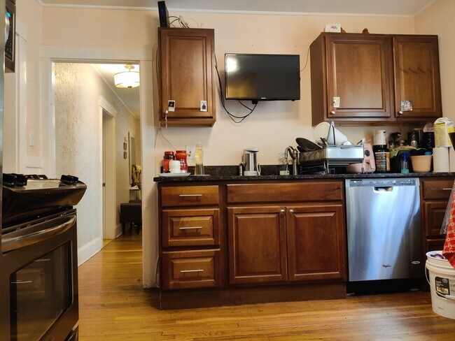 Foto del edificio - 3 Bedroom in Lower Allston. Central AC, Ba...