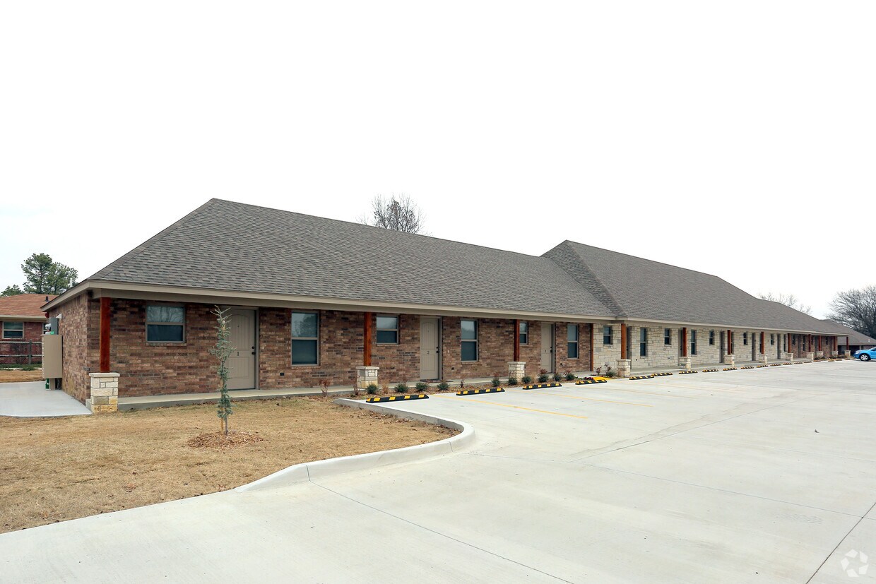 Primary Photo - 190 N Davis Ave