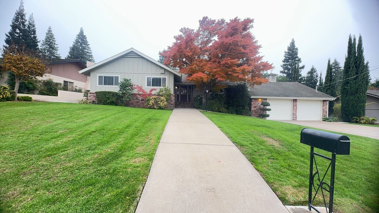 Foto principal - Beautiful Home with Golf course Views