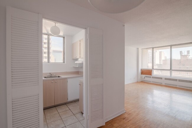 Building Photo - 1975 Maisonneuve Blvd W