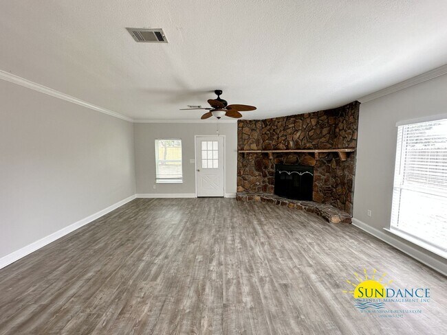 Building Photo - Gorgeous 3 Bedroom Home in Mary Esther!