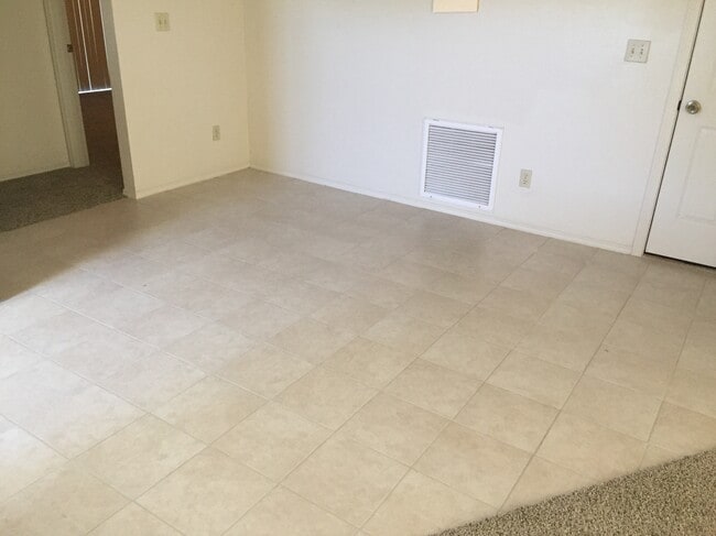 Building Photo - 6015 N Reata Dr