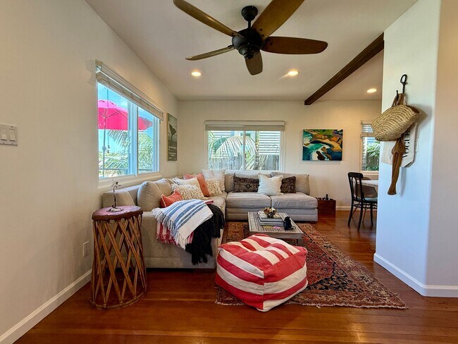 Foto del edificio - Gorgeous Fully Furnished Ocean Beach Retreat + FLEXIBLE STAY. Double Car Garage.  Walk to BEACH