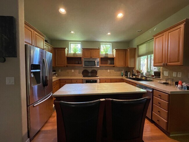 Building Photo - Inviting 3 Bed/2.5bath Corner lot