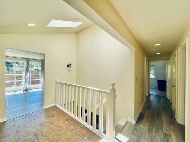 Building Photo - Beautiful Craftsman House in Quiet Queen A...