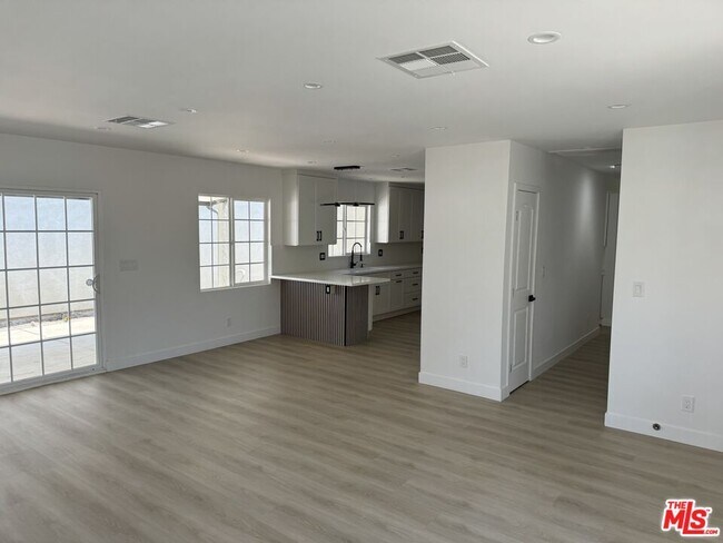 Foto del edificio - 12748 Blythe St