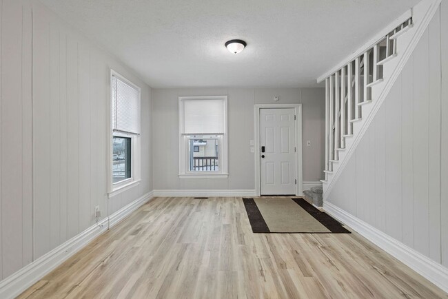 Building Photo - Beautifully Updated 2-Bedroom Duplex in Gr...