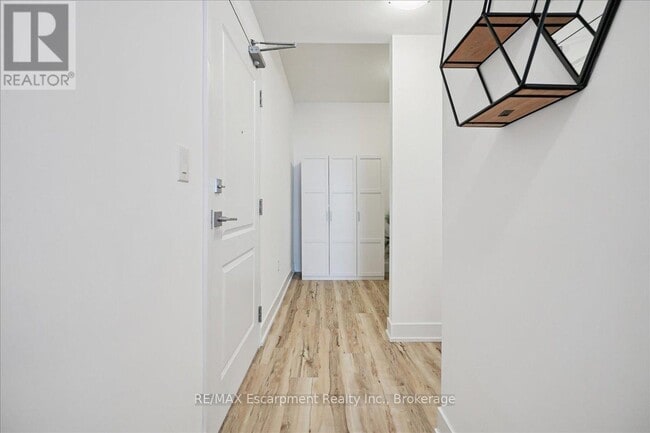 Building Photo - 450 Dundas St E