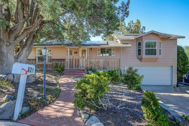 Building Photo - 3 bedroom, 2 bath pet friendly home in Pre...