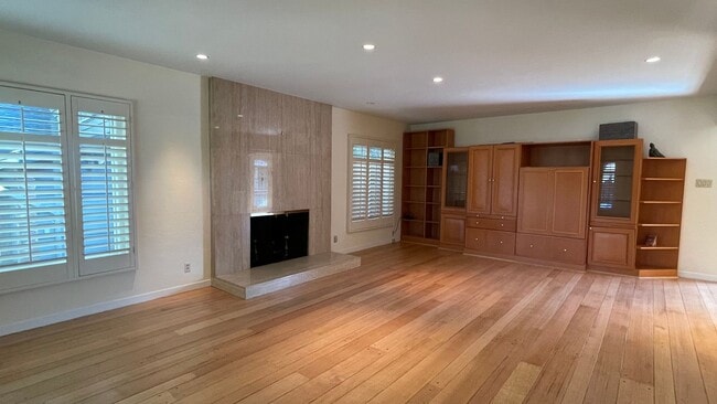 Building Photo - 2962 Gibbons Dr