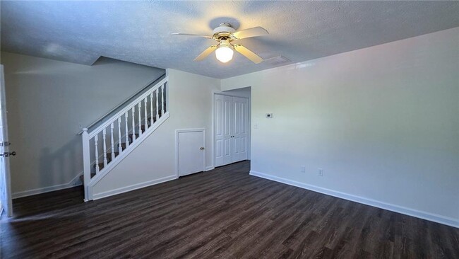 Building Photo - 4910 Pinehurst Cir