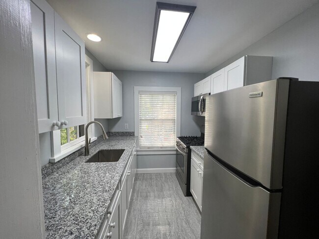 Foto del edificio - Newly renovated, stainless appliances, 2BR...
