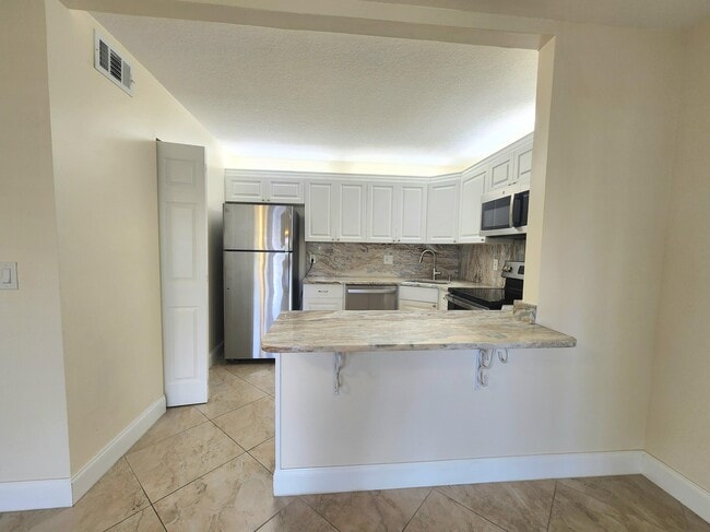 Foto del edificio - 310 Knotty Pine Cir