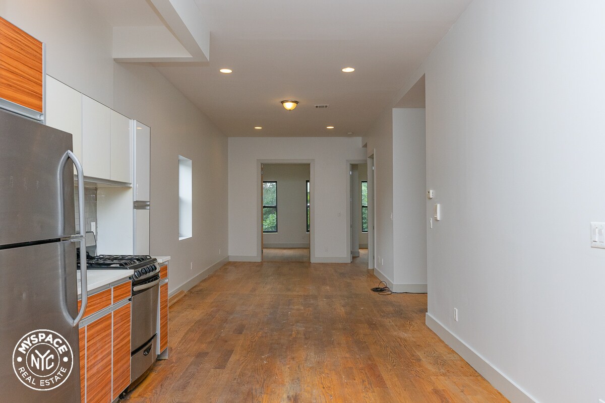 Foto principal - 892 Myrtle Ave
