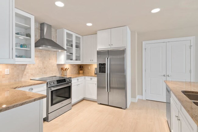 Building Photo - 432  Bay Colony Drive