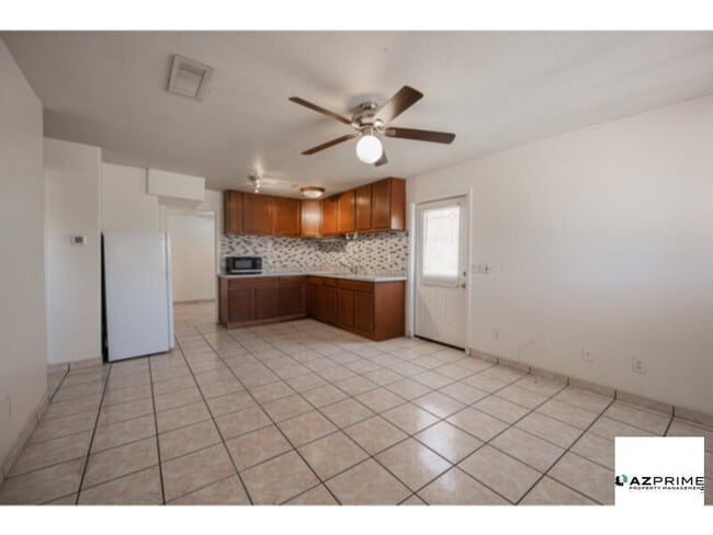 Foto del edificio - Discover this Charming 2/1 Phoenix Triplex...