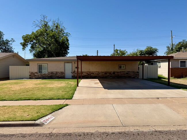Foto del edificio - Spacious 3 Bed, 2 Bath Home with 2 car carport!