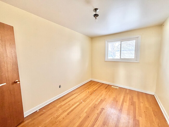 Building Photo - 3 BED - 2 BATH - OTTAWA - FULL HOUSE