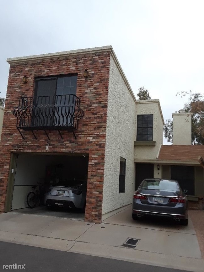 Building Photo - 820 W University Dr