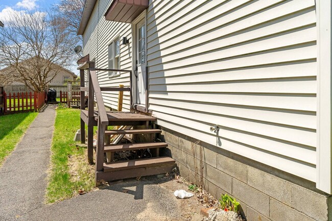 Building Photo - 1816 Albany St