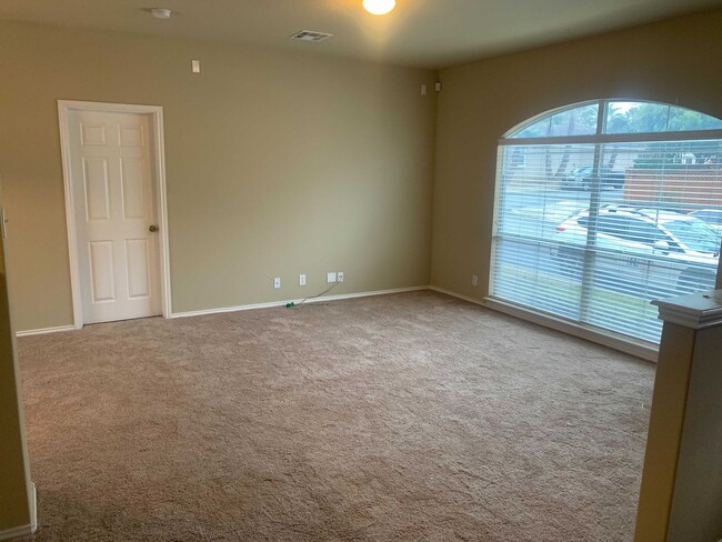Foto del edificio - *COMING SOON* Gated Community: 3-Bedroom with Upstairs Loft, Fenced Backyard & Prime Location!