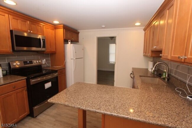 Building Photo - 143 Millbrook Ave