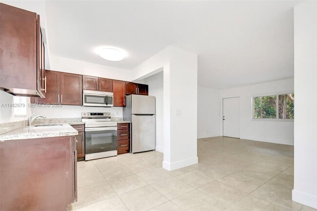 Building Photo - 407 SE 9th Ct