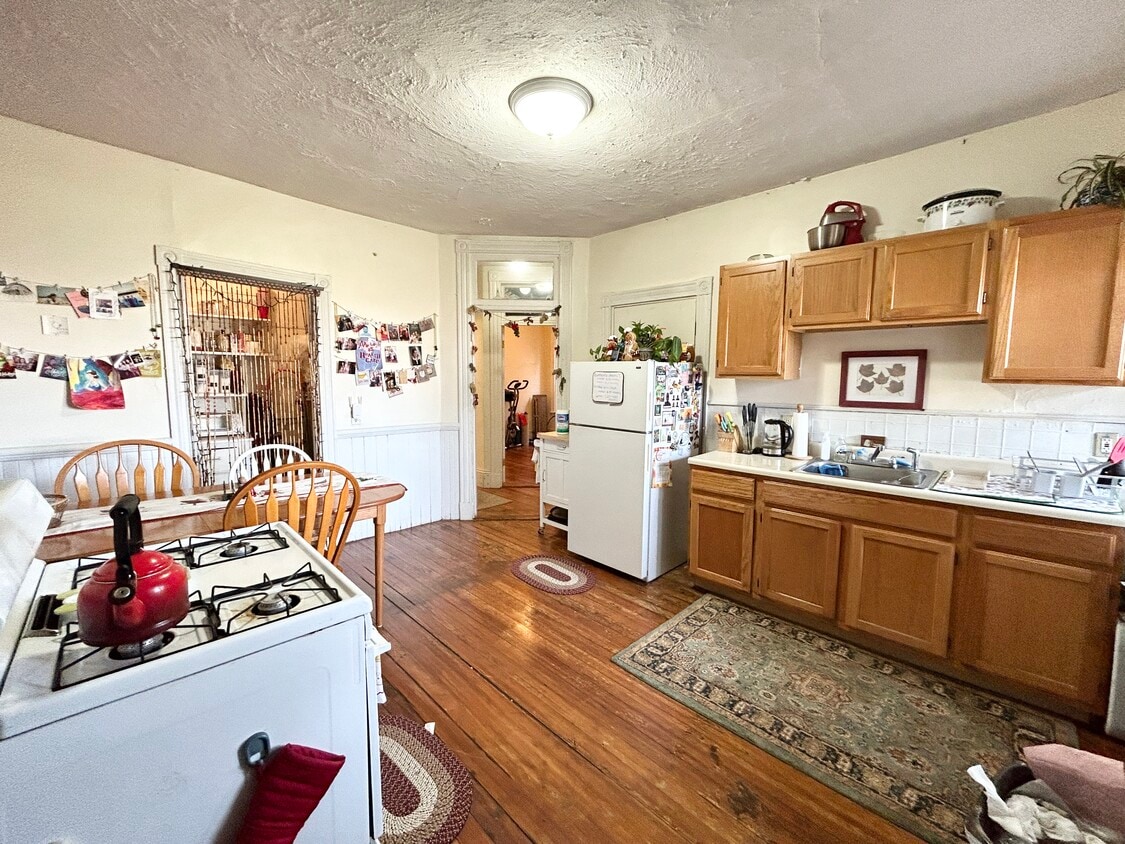 Primary Photo - 96 Calumet St