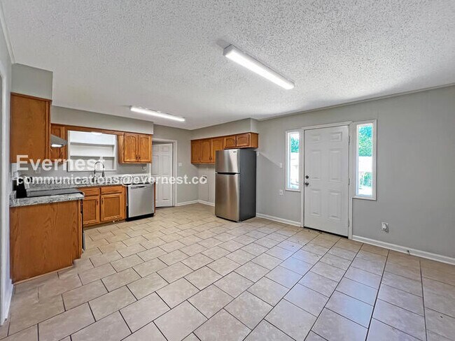 Building Photo - 4 Bed, 1.5 Bath Home with Fenced Yard / Pet-Friendly / Coming Soon!