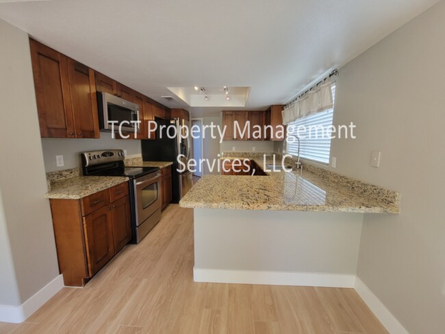 Building Photo - Great 3 Bedroom with Grass Backyard!