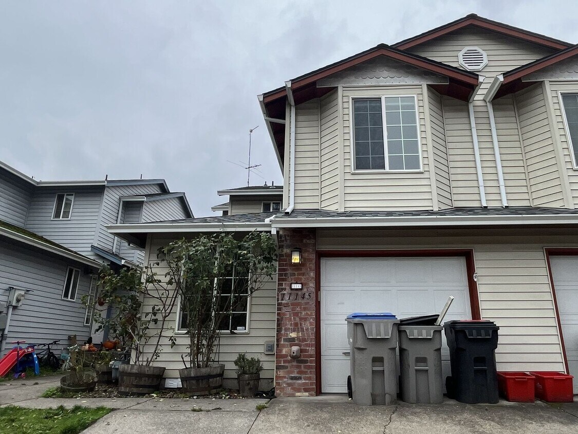 Foto principal - Light-Filled 3BR Home with Fireplace & Har...