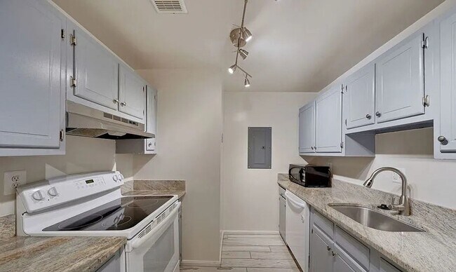 Foto del edificio - Bright & Spacious 3BR/2BA in the Heart of Columbia Heights