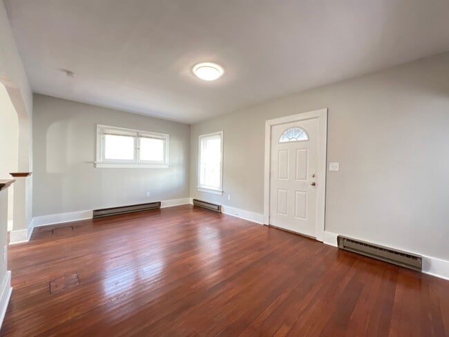Building Photo - Lovely Leo :  **MOVE IN SPECIAL**