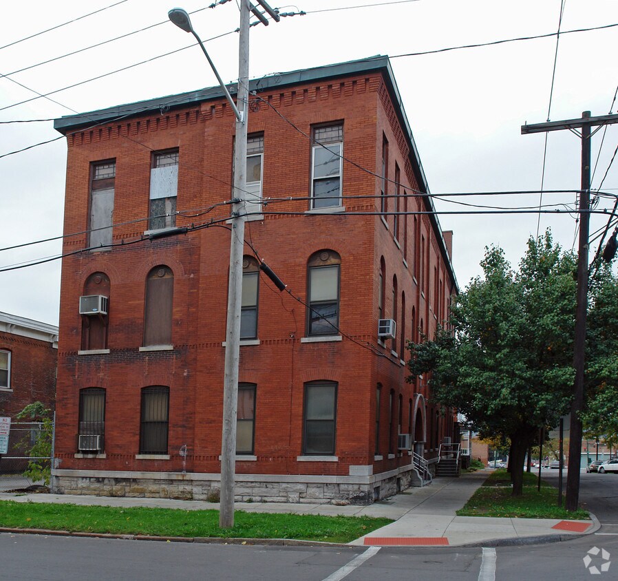 Building Photo - 212 Ash St