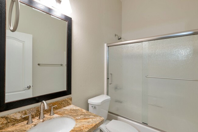 Building Photo - Stunning Renovated 3-Bedroom Home in Phoen...