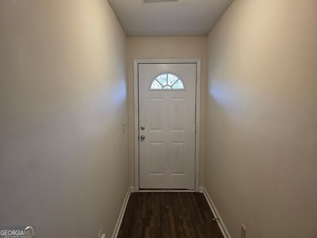 Building Photo - 585 Rushing St