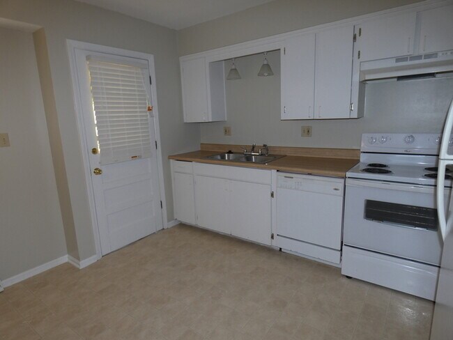 Building Photo - Beautiful Updated Town Home!