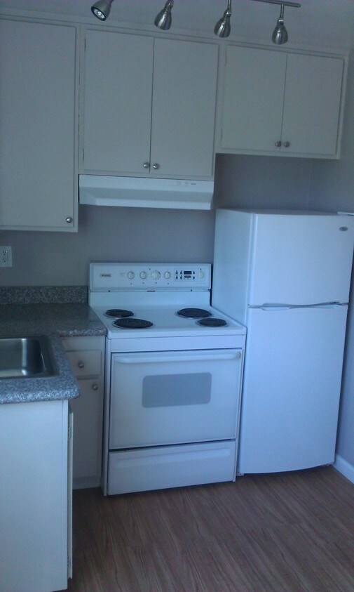 Full Kitchen / Dine-in - 2020 Main St