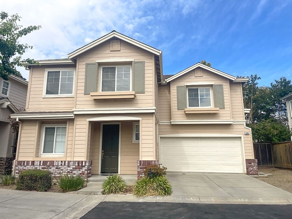 Upgraded 3 bedroom 2.5 half bath home in C... - Upgraded 3 bedroom 2.5 half bath home in C...