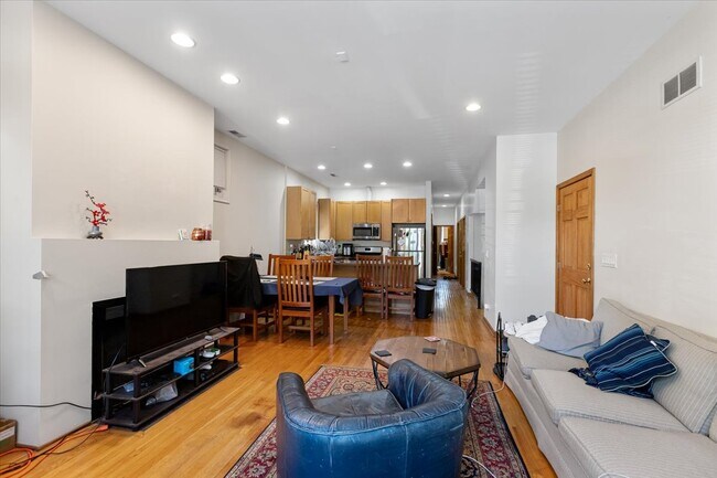 Building Photo - 2338 N Greenview Ave