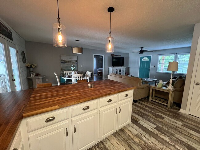 Building Photo - Slice of Paradise: 3-Bedroom, 2-Bathroom F...