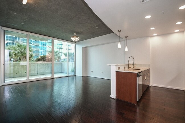 Building Photo - 5925 Almeda Rd