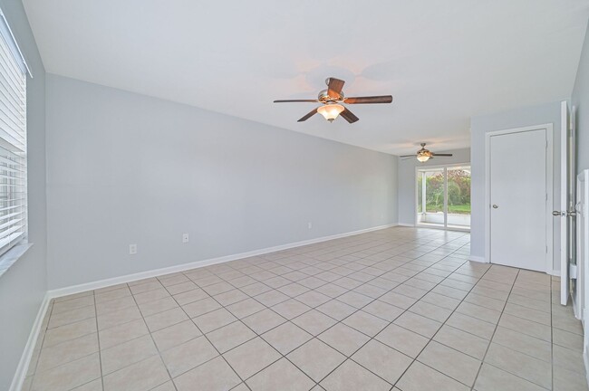 Building Photo - ** Renovated 2 Bed/1.5 Bath in S Fort Myer...