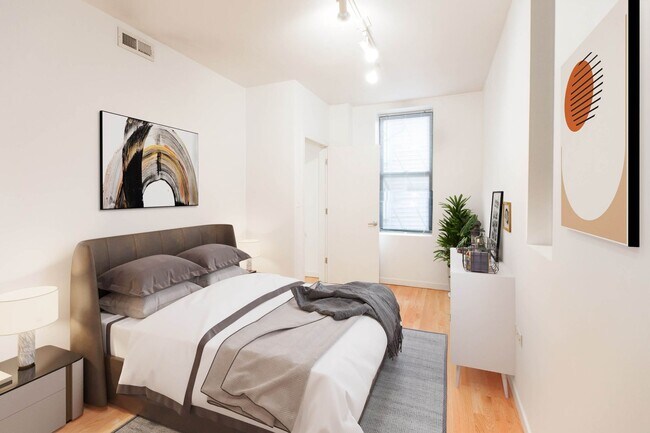 Foto del edificio - Video Tour- Wicker Park Large Top Floor 1 Bed (Big Enough For A King), w/Great Sound Insulation, ...