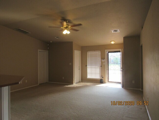 Building Photo - Great Eastside Home!